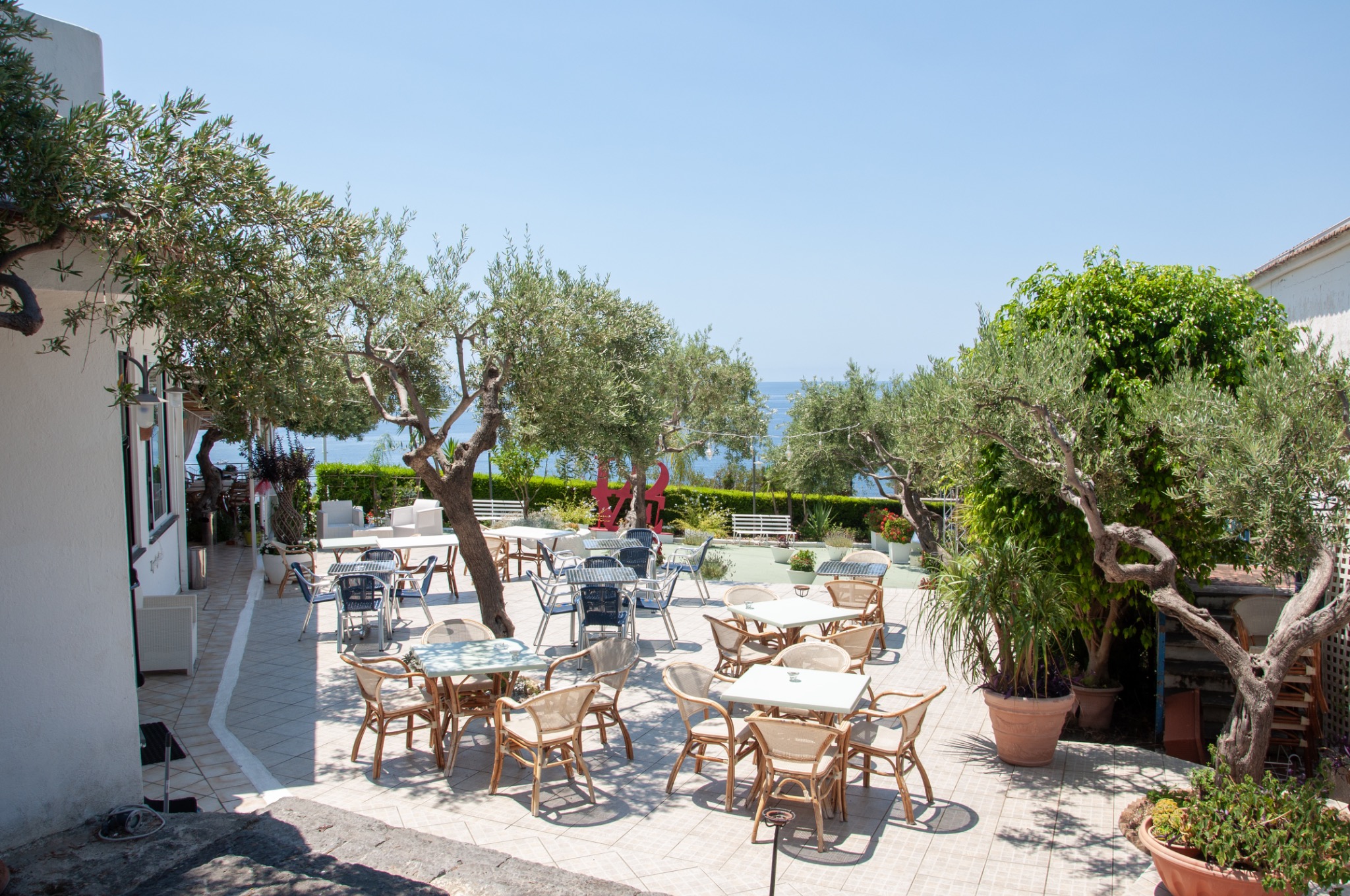 Spazio esterno con tavoli e vista mare